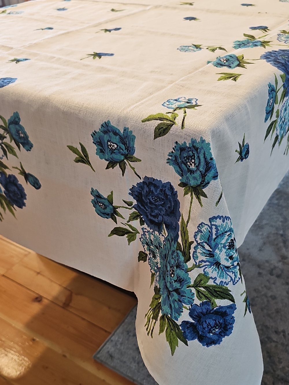 Mcm Floral Tablecloth - Classic Linen-Style Dining Accent - Picture 4 of 7